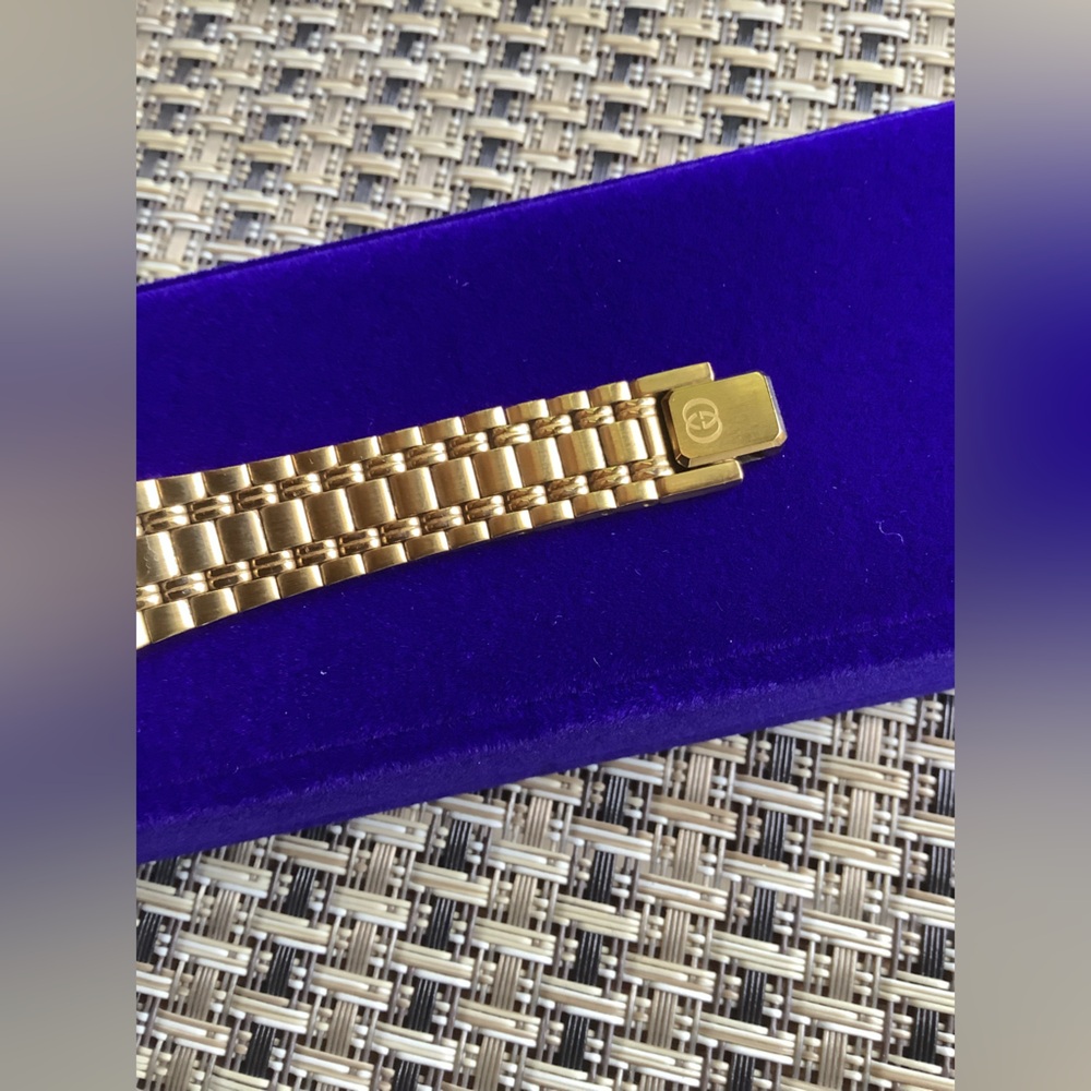 Gucci Ladies Gold Tone Bracelet Watch 💛💛 - Picture 15 of 16